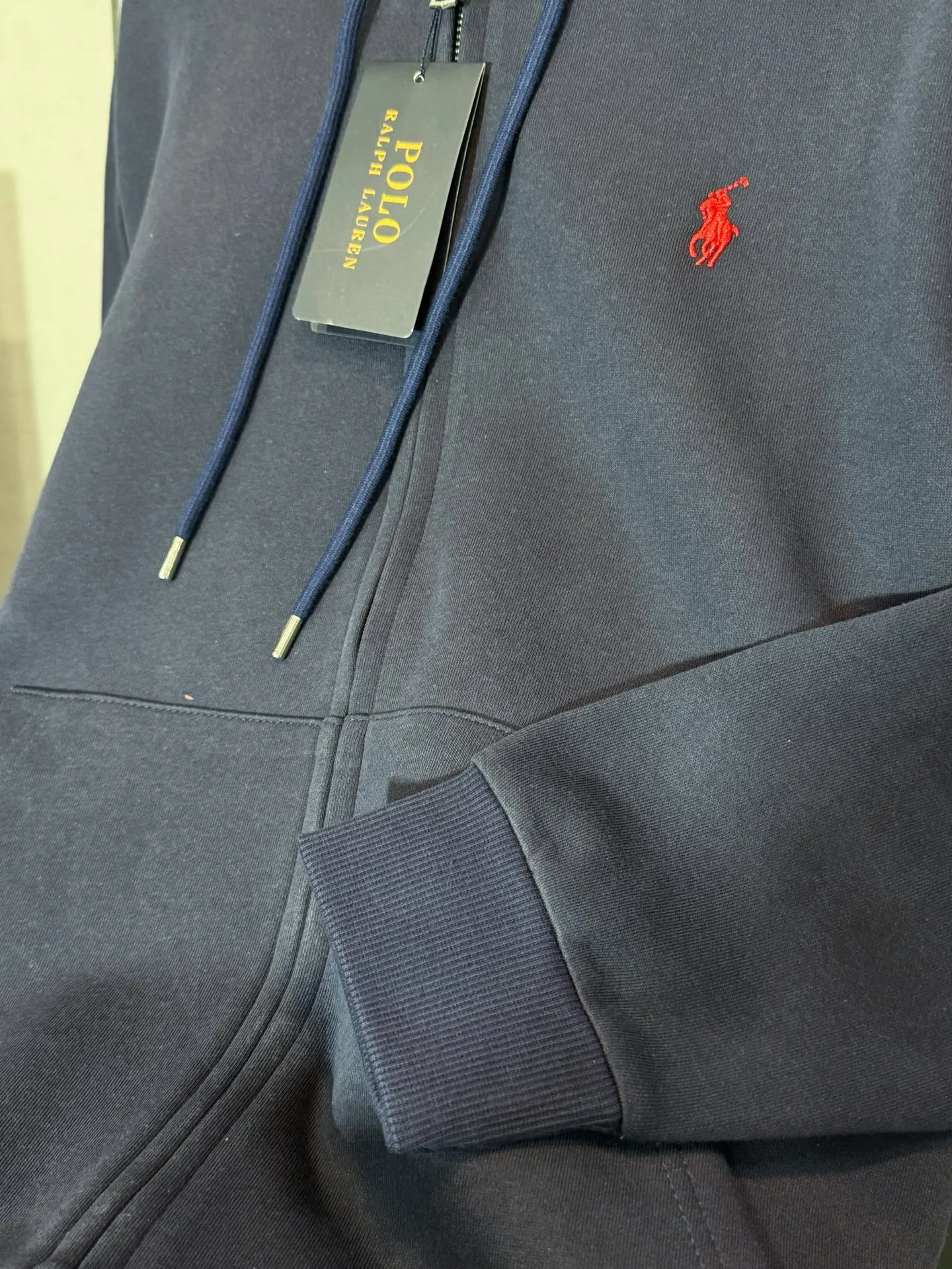 P260 model number: HE397 Ralph Lauren-Ralph Lauren hooded zipper jacket with small logo on the chest The fabric is made of 420g high-weight air customer service fabric. The upper body is comfortable and soft, and has high warmth retention. The chest is sewn with small embroidery of horseback riding and war marks. The embroidery is three-dimensional and full, highlighting the simple atmosphere of the clothes. The threads on the hem of the arms are made of the same material. The elastic thread of the same color as the cylinder, the zipper adopts the customized Polo original small letter hardware zipper, the clothes are designed with a hood, made by a famous factory, with hemming and wrapping strips, the original original label, complete with three labels, os loose version, a popular item of the season, feel free to buy it.  Color: Black/Navy Blue Size: S M L XL